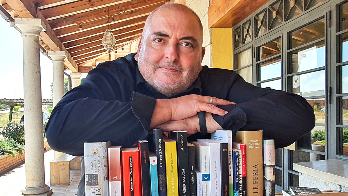 José Ignacio García, acompañado por los títulos que protagonizan ‘La llamada de los libros’.
