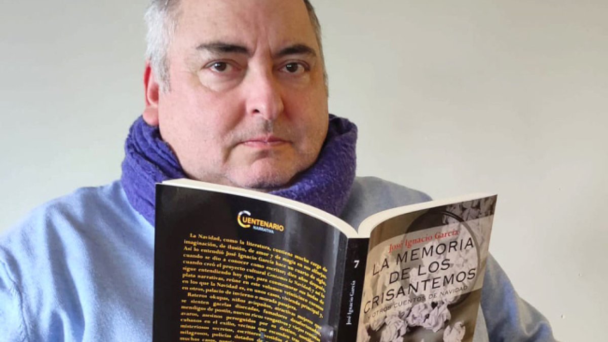 El escritor José Ignacio García, con un ejemplar de 'La memoria de los crisantemos'.