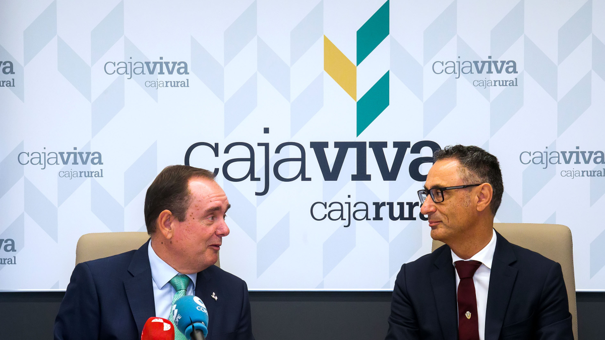 Ramón Sobremonte, director general de Cajaviva Caja Rural, y Carlos Alonso de Linaje, presidente del Colegio de Economistas