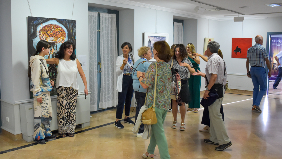 Inauguración de la exposición en homenaje a Rafael Calleja desarrollada por Entredessiguales.