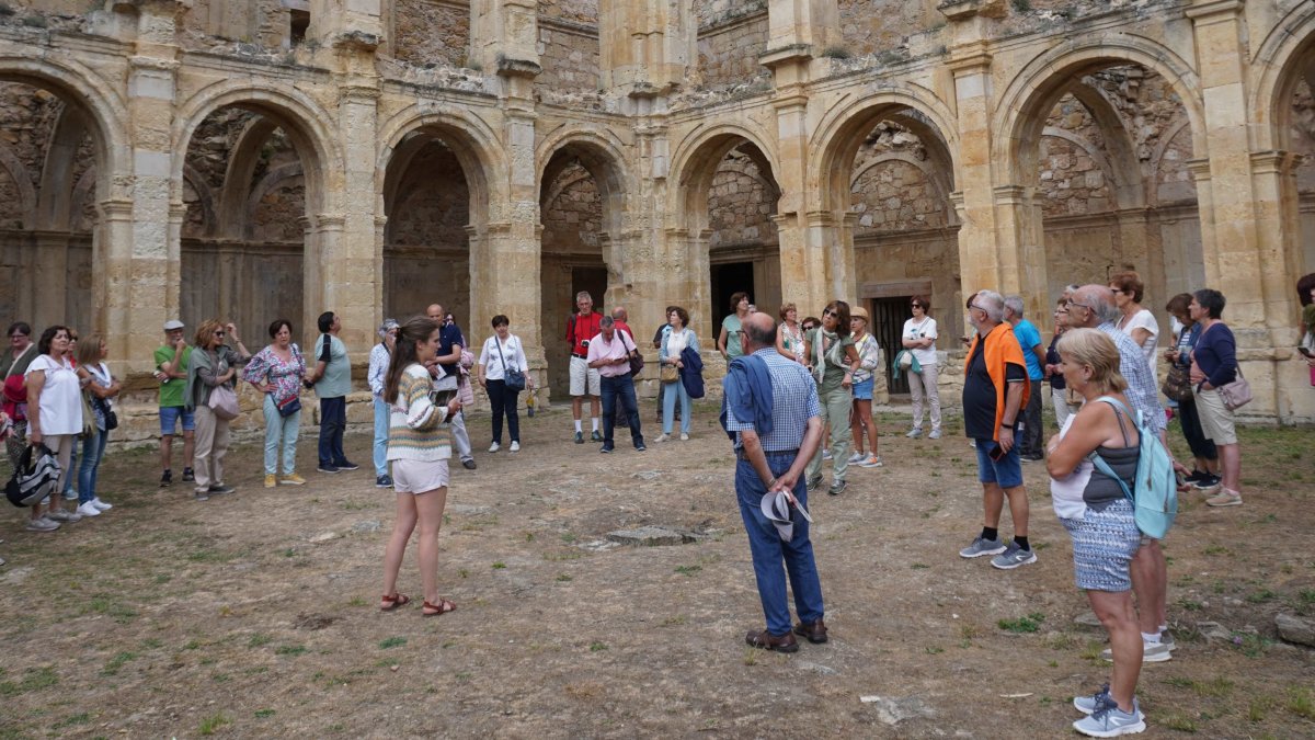 Un grupo de personas mayores participa en una actividad de Recrea +60 en Burgos.