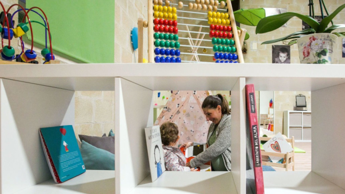 Una maestra interactúa con un niño.