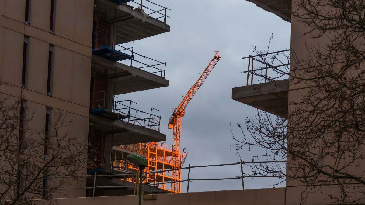 El plazo de ejecución de un edificio de viviendas está entre los 18 y los 24 meses.