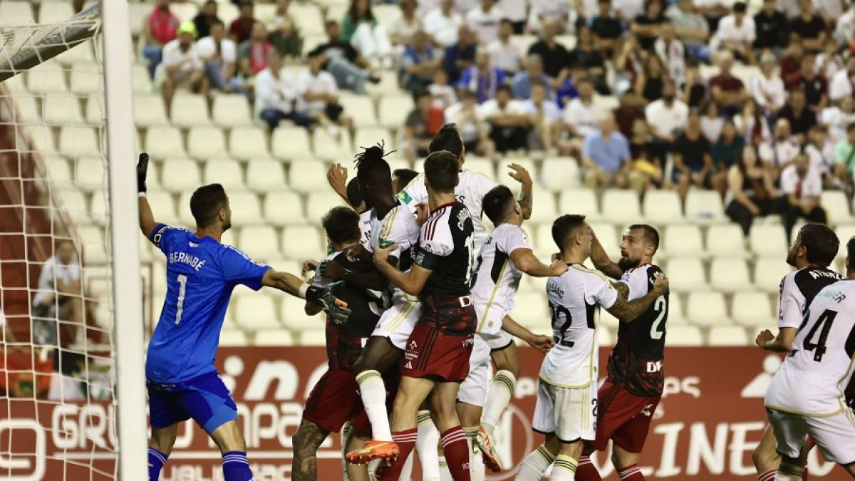 Los tres goles del partido se marcaron a balón parado, dos tras un saque de esquina y el primer de penalti.