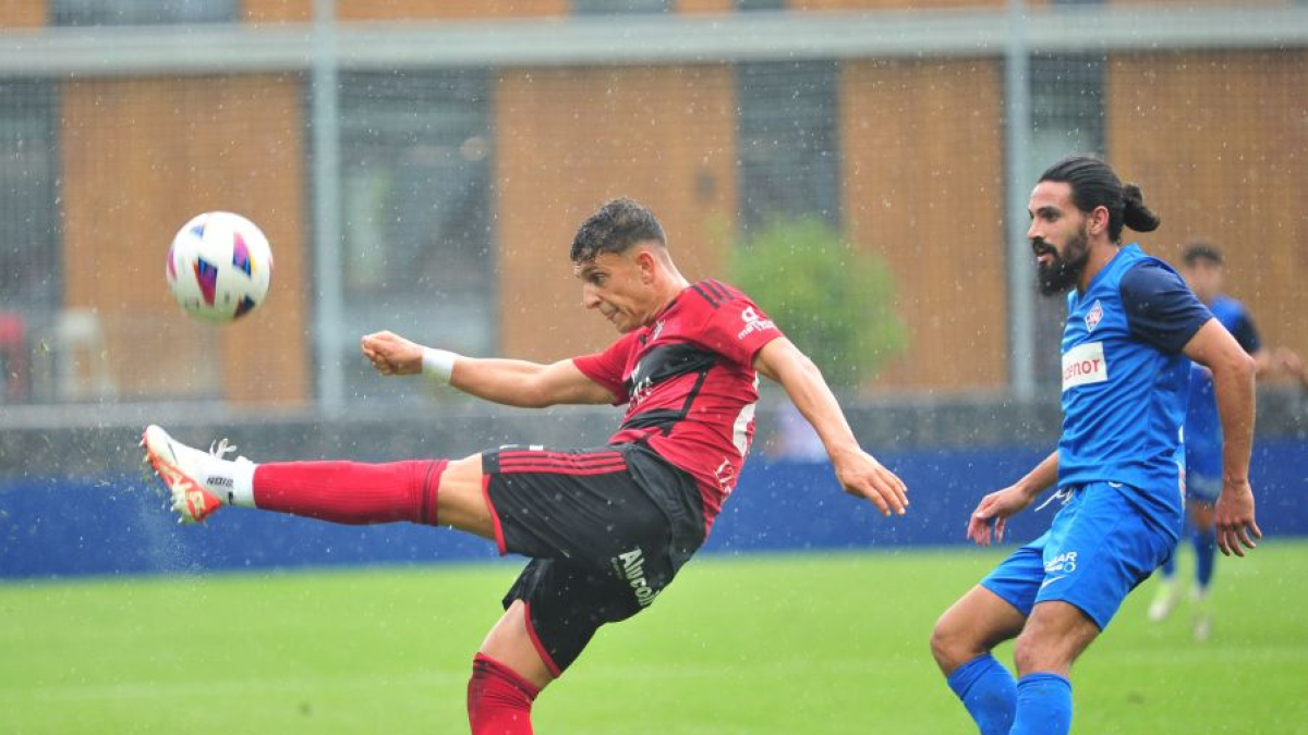 El defensa rojillo Juan María despeja un balón en presencia de Edwards.