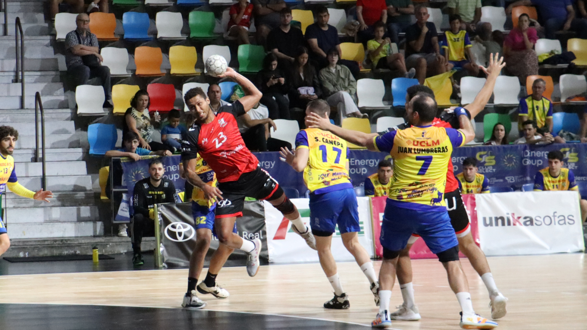 San Pablo Burgos se fue al descanso con dos goles de ventaja.