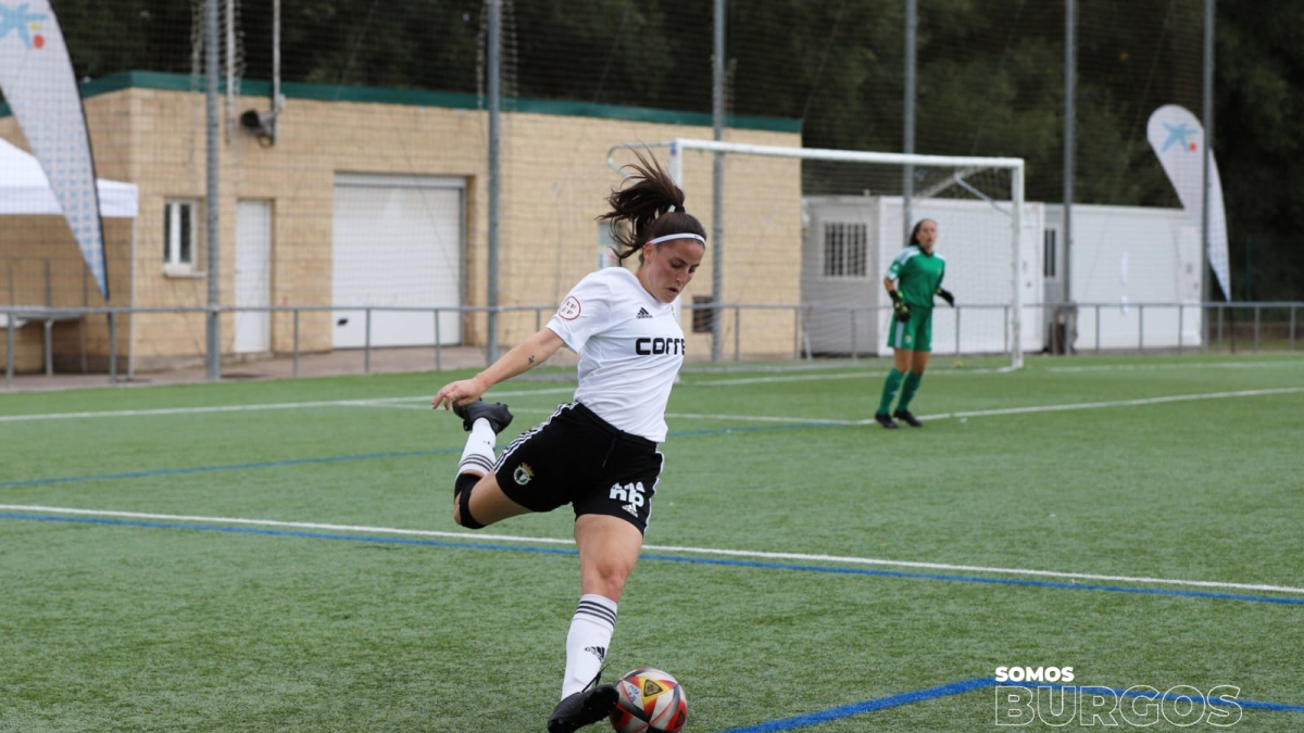Alejandra marcó de cabeza en el descuento el gol del empate.