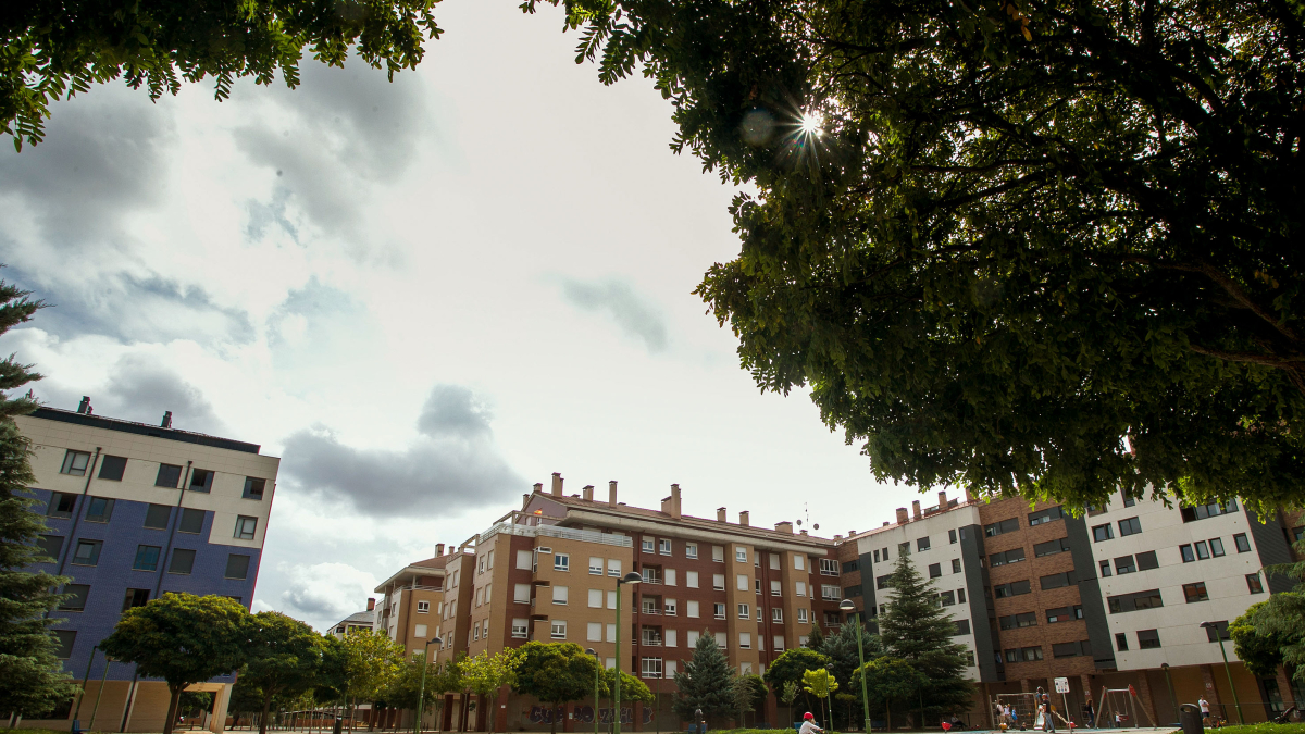 Los vecinos de esta amplia plaza peatonal llevan años quejándose de la peligrosidad que implica el paso de vehículos.