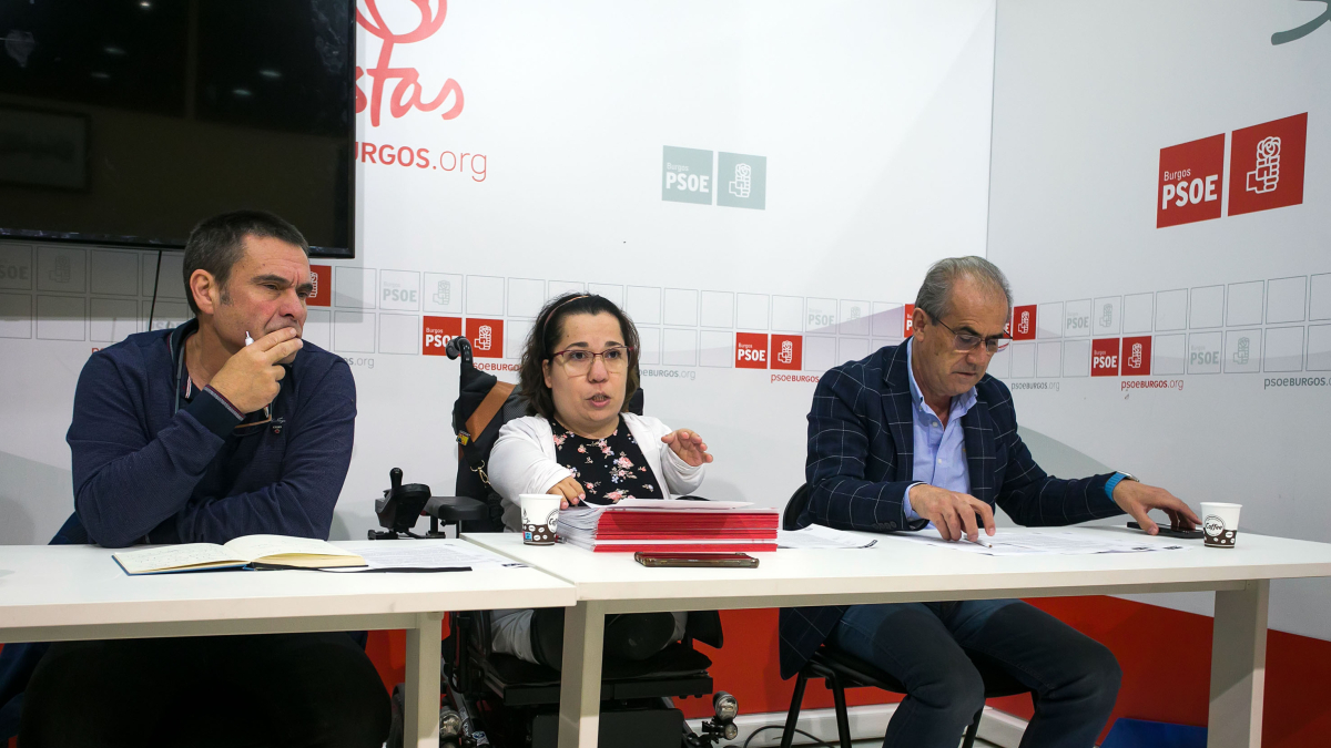 De izquierda a derecha los procuradores del PSOE por Burgos Jesús Puente, Noelia Frutos y Luis Briones.