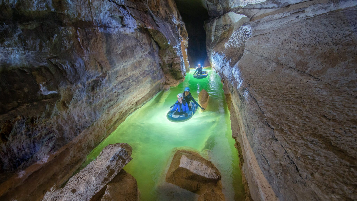 Imagen de la expedición por los lagos de Ojo Guareña.