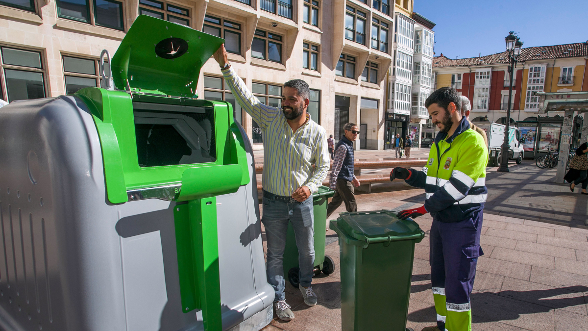 Nuevo dispositivo hidráulico que permite depositar el cubo de residuos de vidrio en el contenedor verde de forma directa.