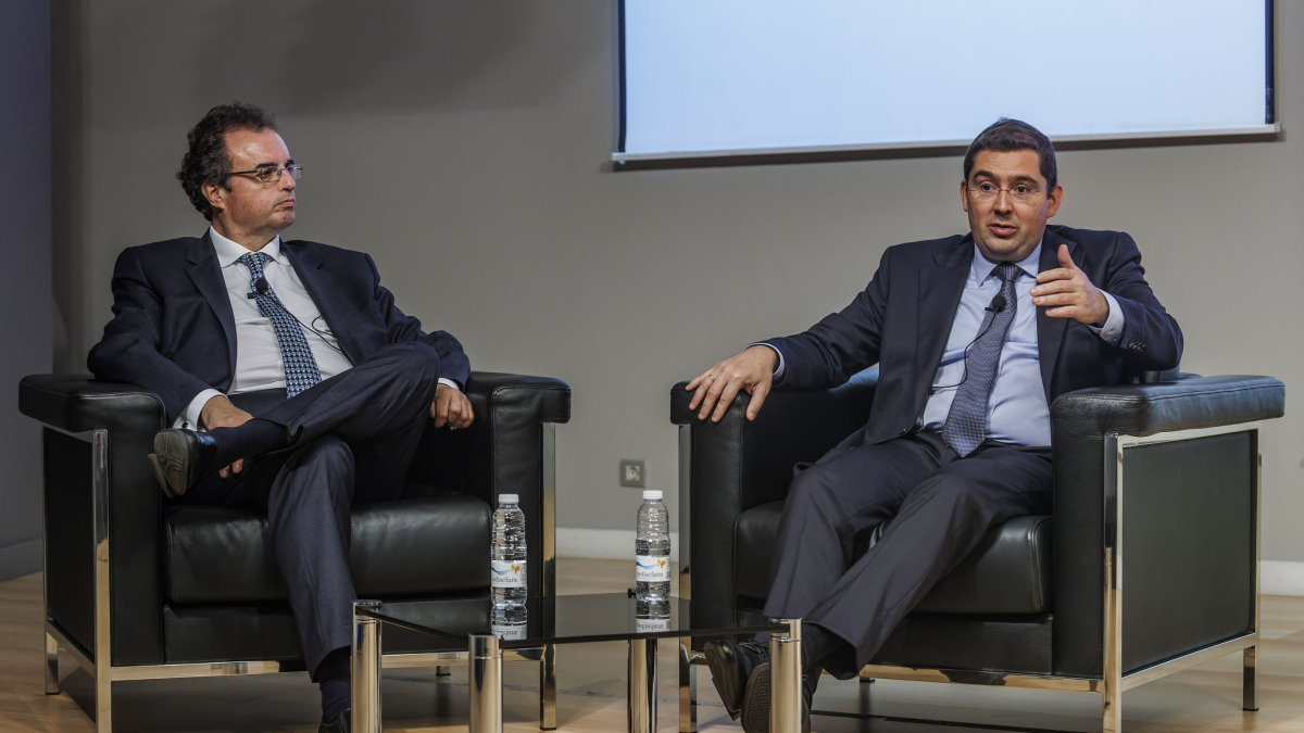 Francisco Serrano, presidente de Ibercaja, y Ángel Gavilán, director general de Economía y Estadística del Banco de España, durante el debate.