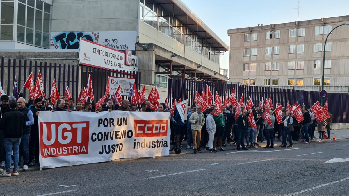 Concentración a primera hora de la mañana de los delegados sindicales de las empresas del metal momentos antes del inicio de la reunión del acuerdo.