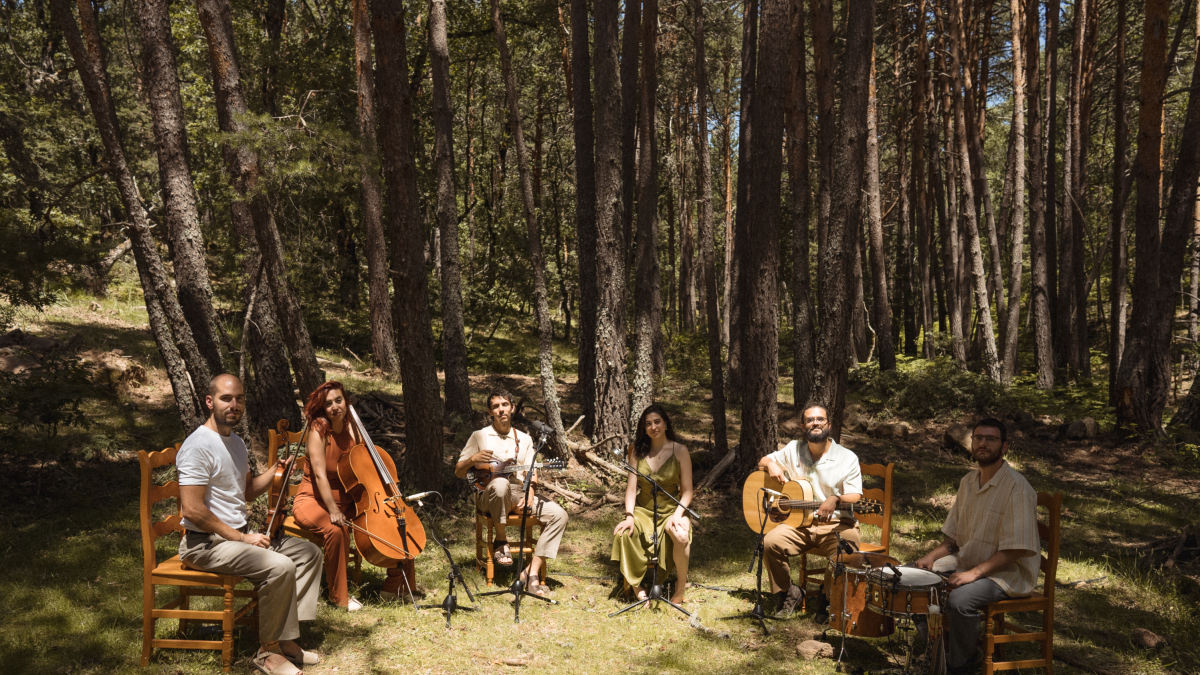 El grupo burgalés El Nido presenta una renovada interpretación de su tema ‘Nana para un corazón’ en colaboración con la artista madrileña María de la Flor. El Nido se caracteriza por su enfoque en las melodías tradicionales y los ritmos de baile populares como fuente de inspiración para su música y en su último trabajo, ‘Refugios a cielo abierto’, producido por Diego Galaz (Fetén Fetén), la fusión entre lo tradicional y lo moderno es evidente. Esto se refleja en canciones como ‘Saltar’ o ‘Cielos’, que incorporan ritmos como el ajechao de Peñaparda, compases quebrados de la rueda burgalesa y, por supuesto, la jota castellana.<br />