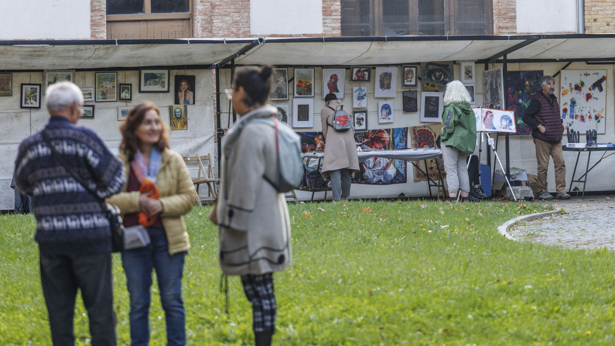 Obras de arte de distintos estilos se despliegan en los jardines del Palacio de la Isla.