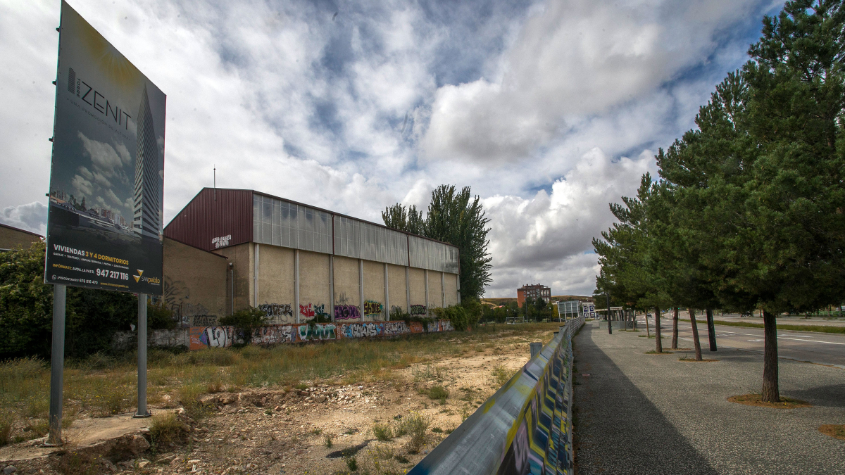 Parcela de la Torre Zenit, en el bulevar y en las traseras del polideportivo San Pedro y San Felices de Burgos.