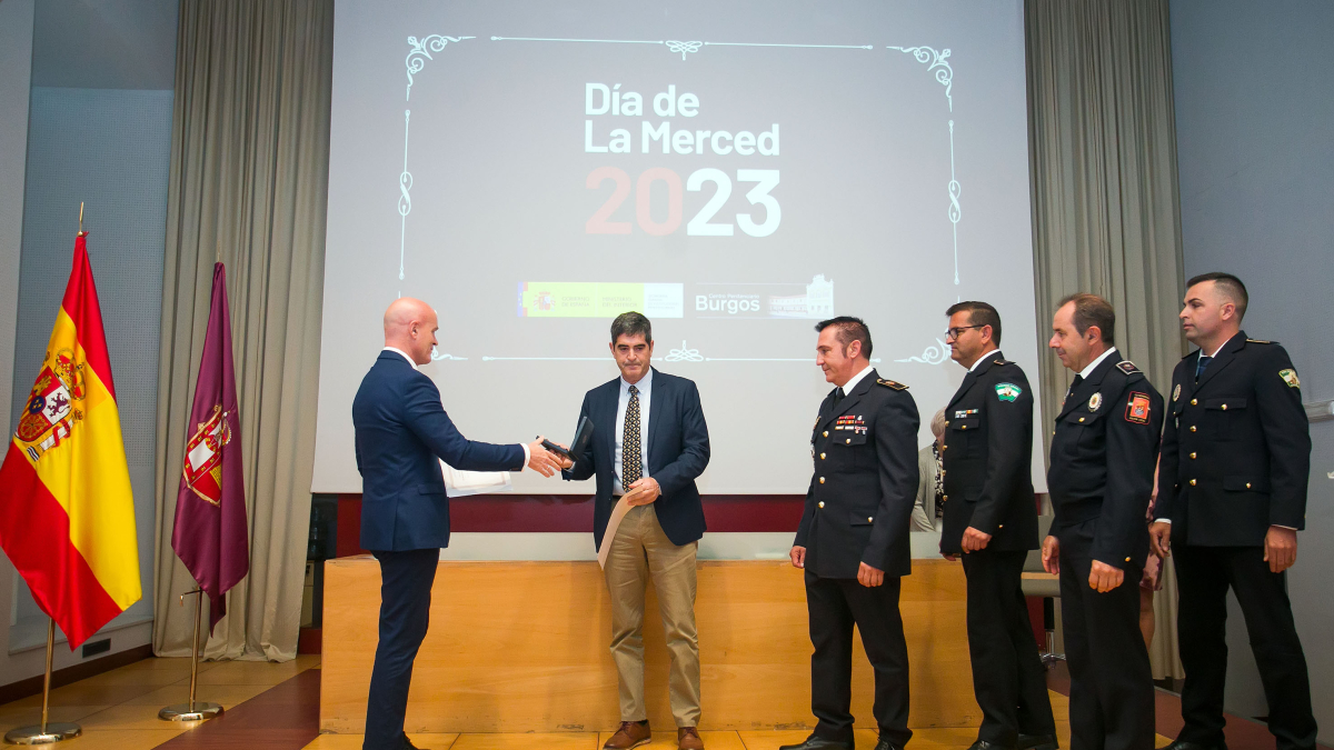 El Grupo Marcaje Lapa de guías caninos recibe su reconomiento.