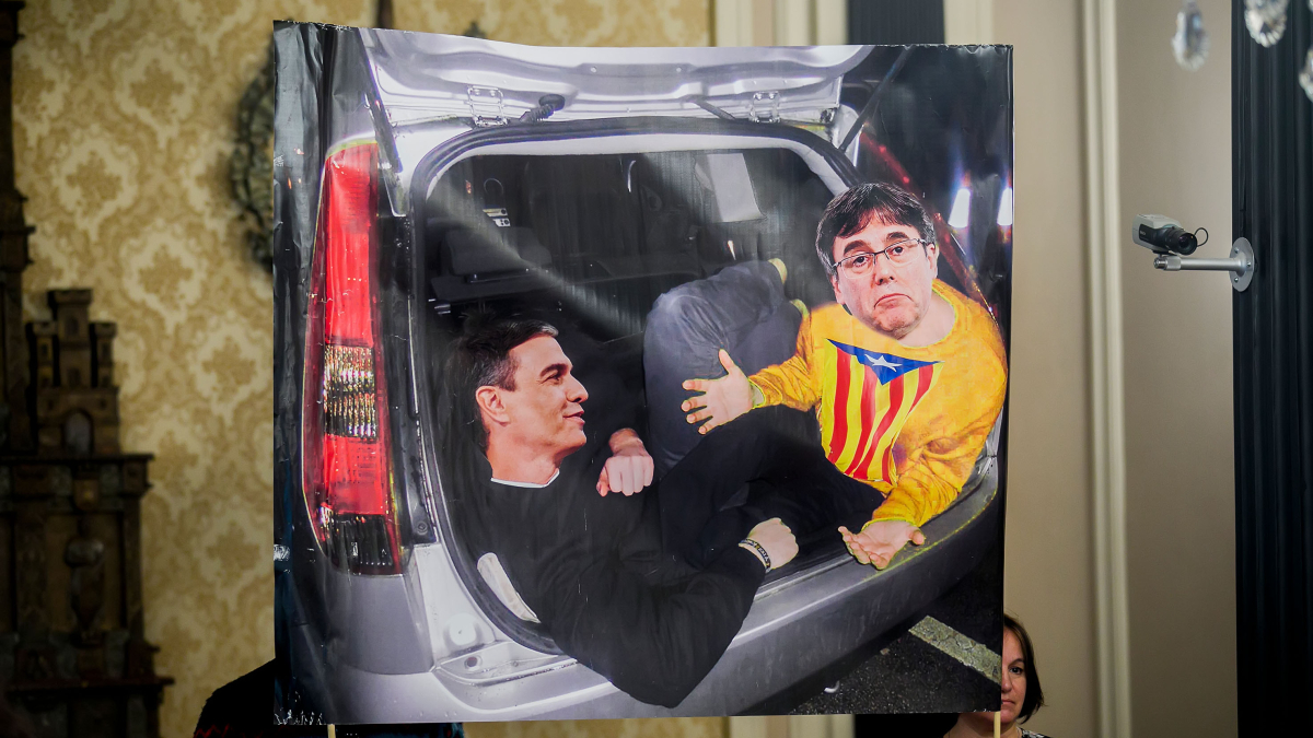 Imagen de Sánchez y Puigdemont que parte del público mostró en el Pleno de la Diputación de Burgos.