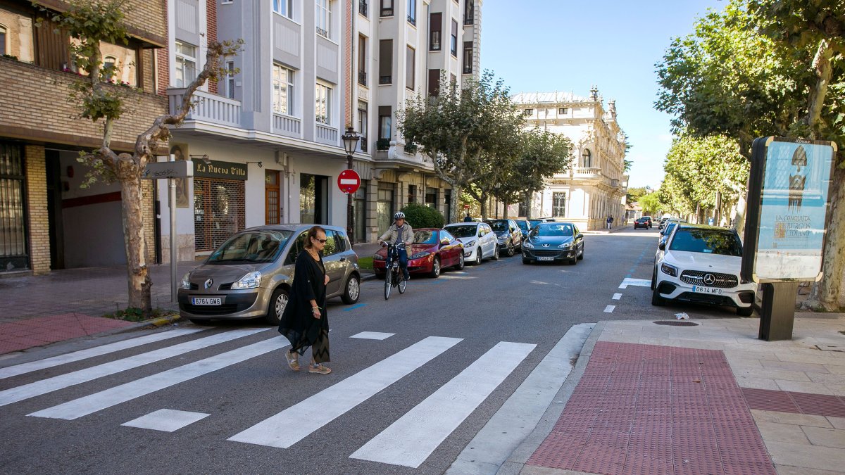 Un aparcamiento entre dos vados en la calle Eduardo Martínez del Campo impide un buen campo visual.