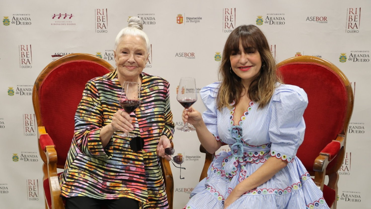 Las actrices Lola Herrera y Candela Peña brindan con Ribera del Duero