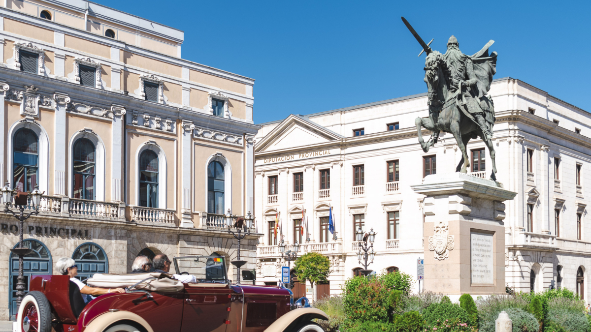 Los paseo en coche clásico por la capital burgalesa fueron en favor de la AECC.