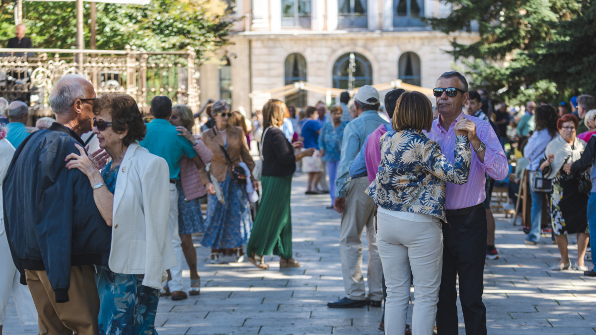 Varios burgaleses bailan al ritmo de jazz.