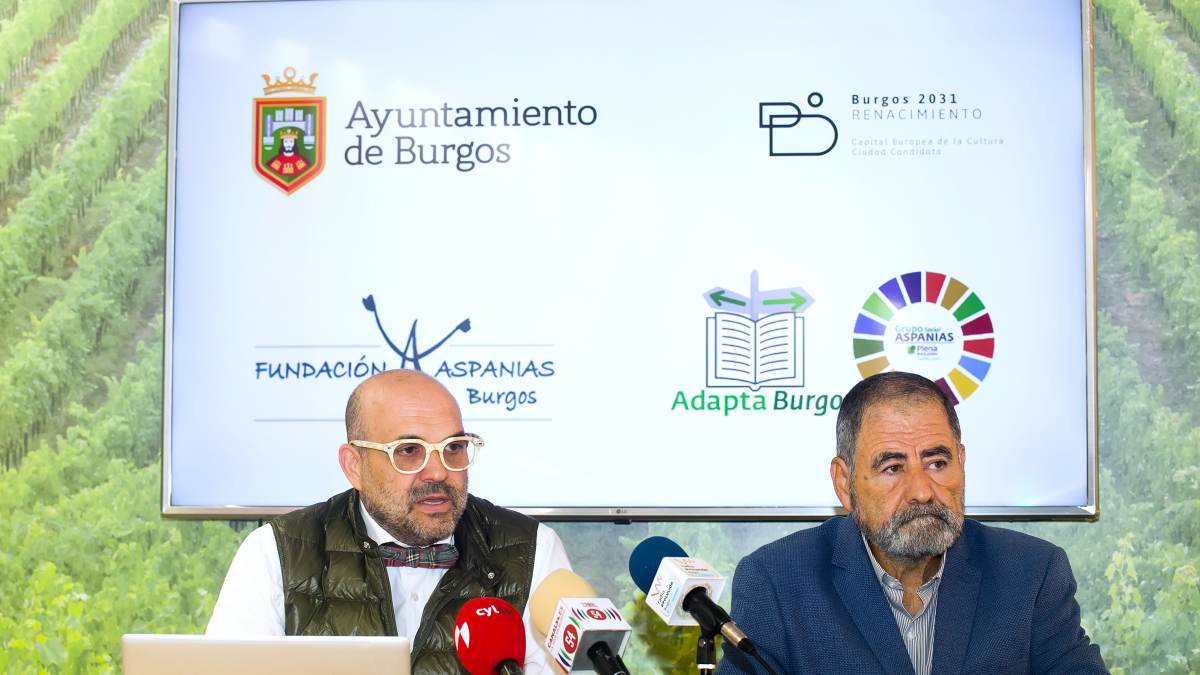 El concejal de Turismo, Fernando de la Varga, y el presidente de Aspanias, Jesús Cirujano, durante la presentación de la acción con motivo del Día Mundial del Turismo.