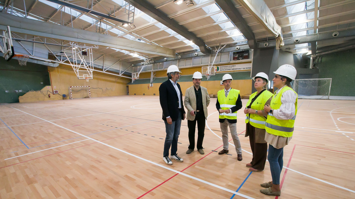Un momento de la visita a las pistas polideportivas del Centro Cívico Río Vena.