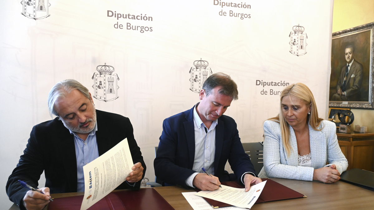 Imagen de la firma del convenio.