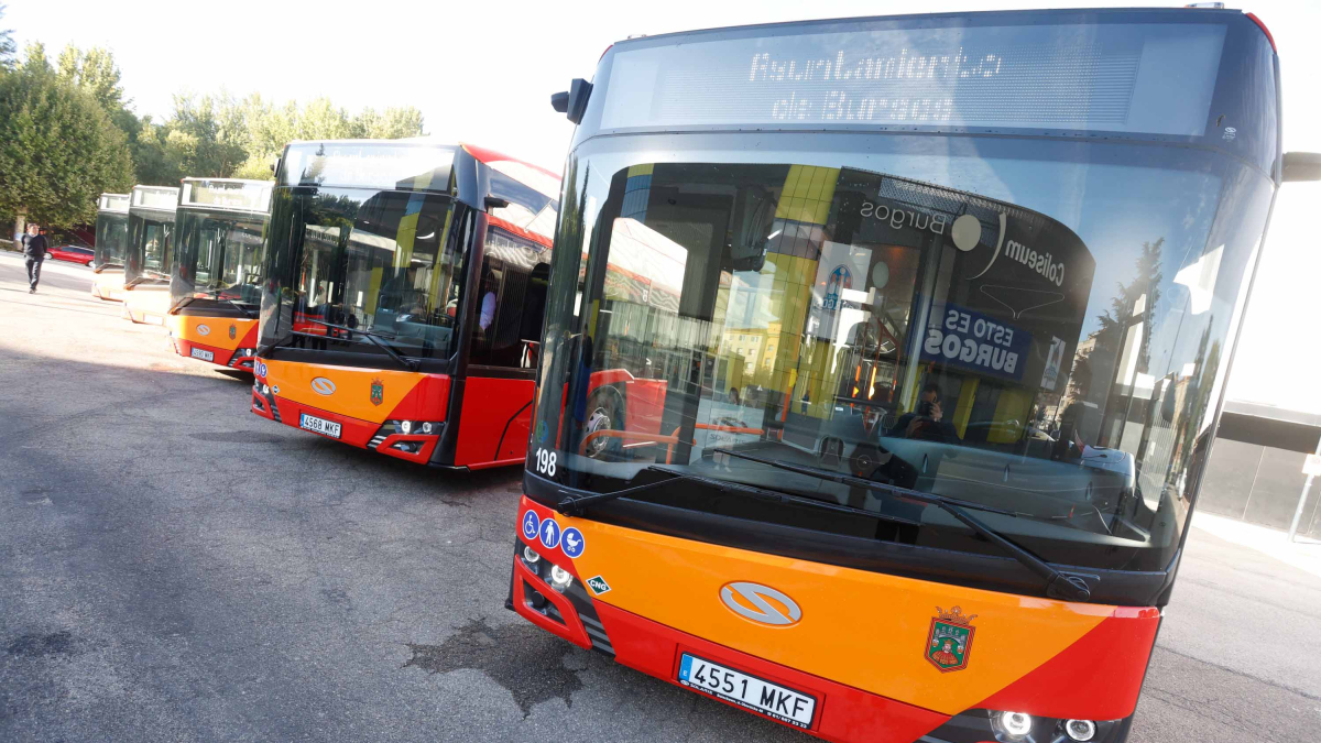 Cinco nuevos autobuses se incorporan a la flota municipal de Burgos.