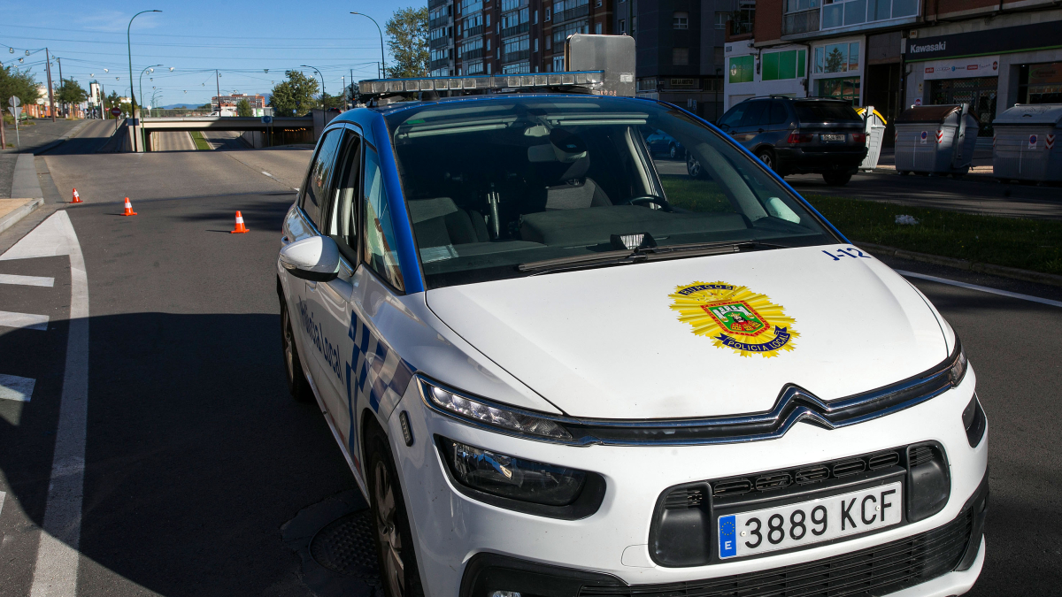 Una patrulla de la Policía Local en Gamonal.