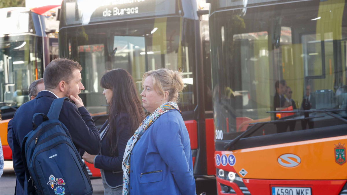 Josué Temiño y Cristina Ayala durante la presentación de los cinco nuevos autobuses urbanos.