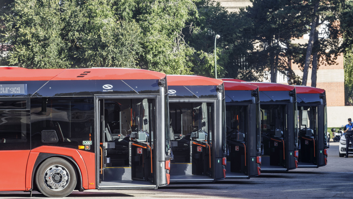 Imagen de los cinco nuevos autobuses.
