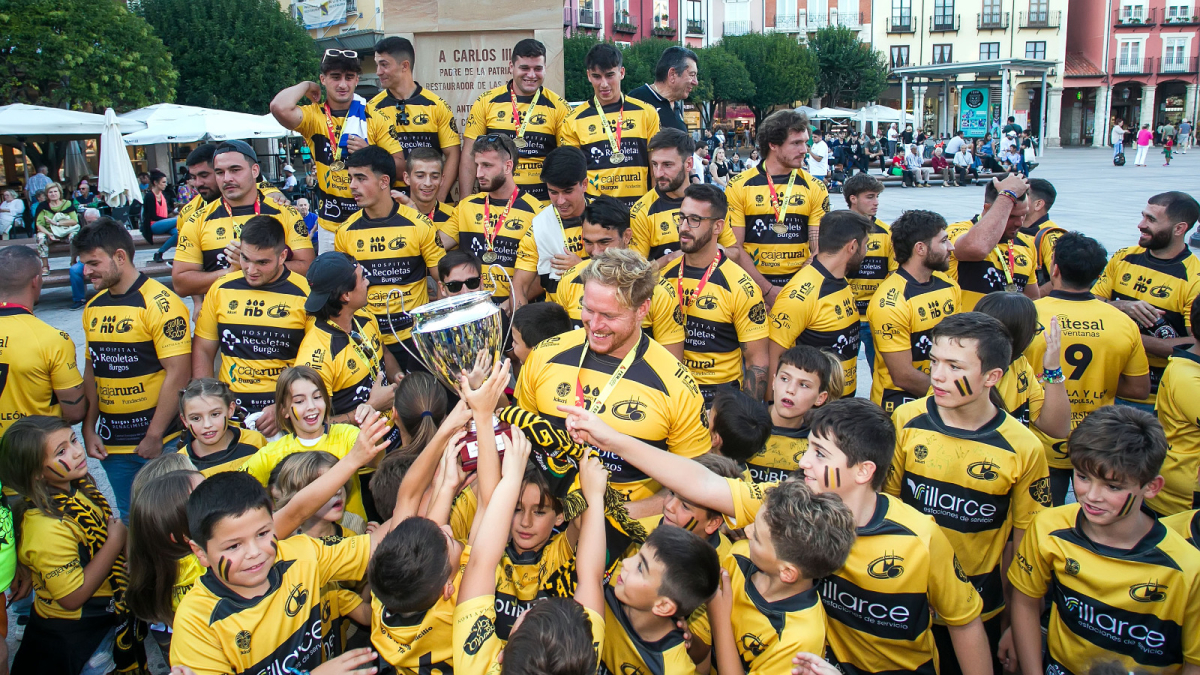 Los jugadores del Recoletas celebran el título con la afición.