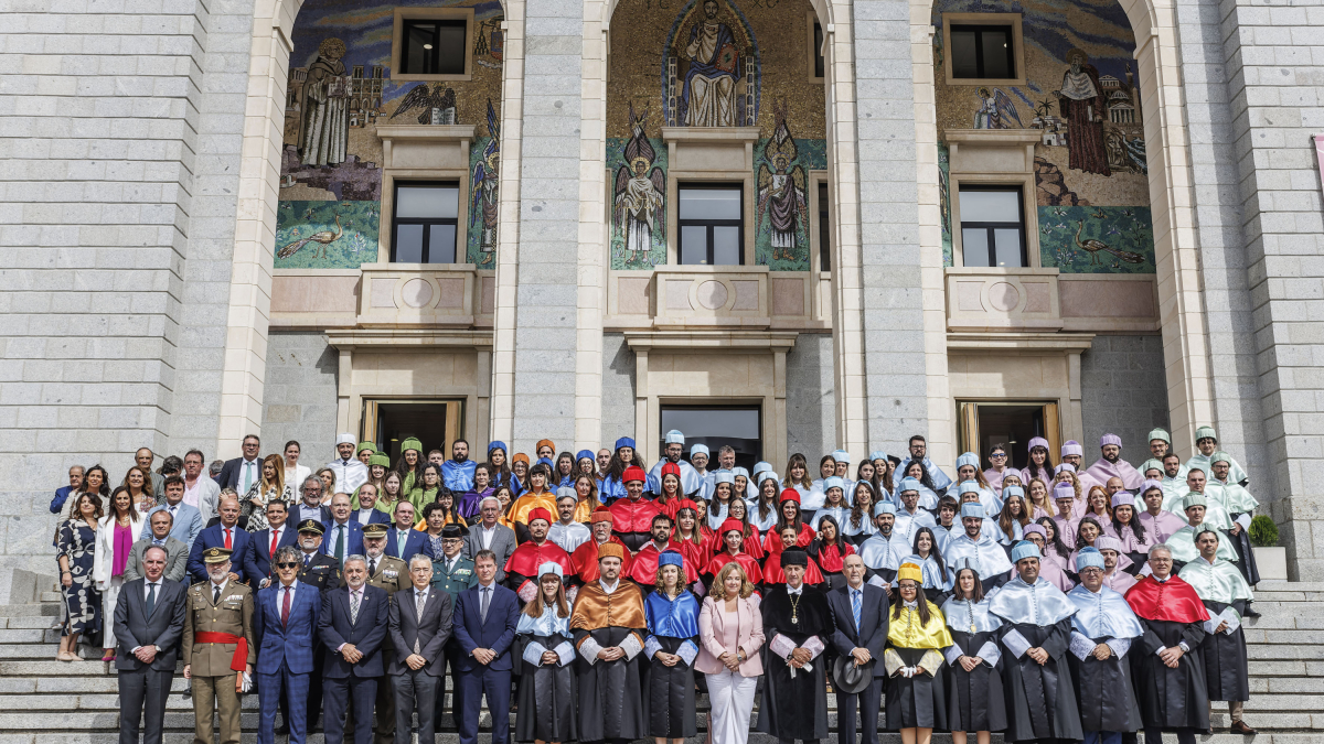 Foto de familia de la comunidad educativa y las autoridades asistentes a la apertura del curso académico de la Universidad Isabel I.