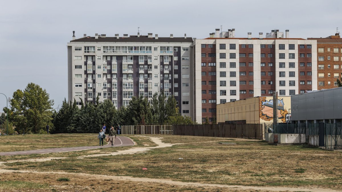 Esta es la parcela frente al HUBU y junto al polideportivo Talamillo desde la que comenzaría el proyecto de ajardinamiento.