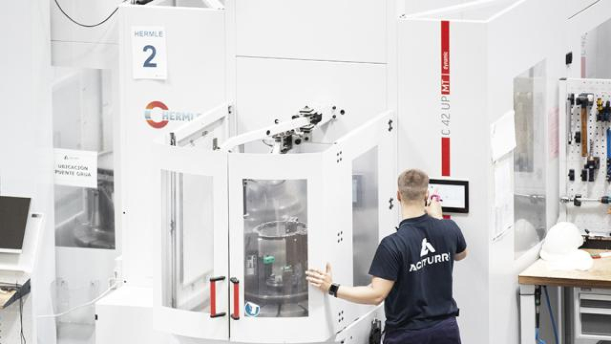 Un operario en Aciturri Aeroengines, suministradora española de componentes de motor integrada en Aciturri.
