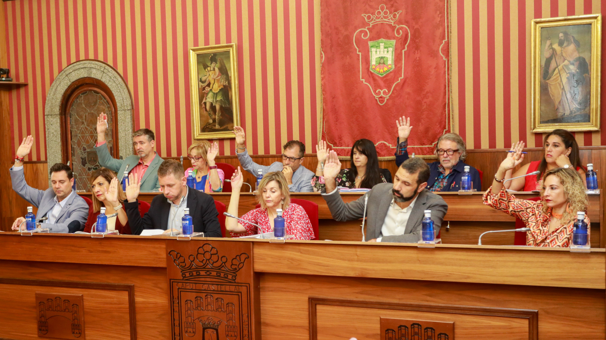 El grupo municipal socialista vota en un Pleno municipal.