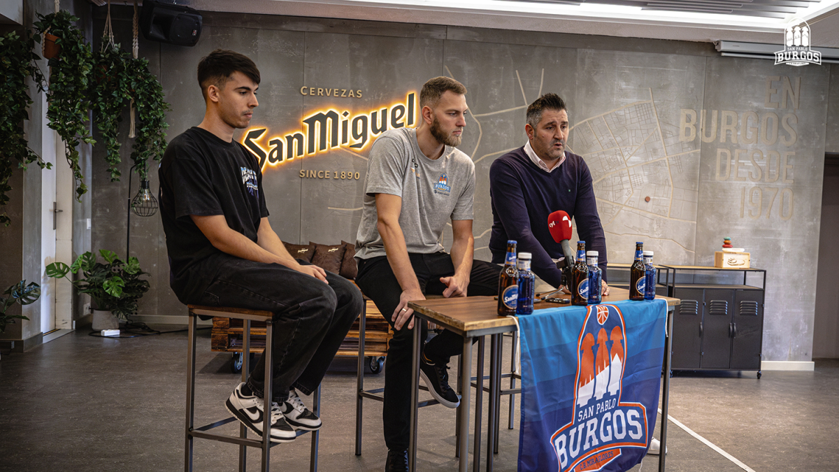 Siim-Sander Vene se presentó ayer de forma oficial en la fábrica de San Miguel.
