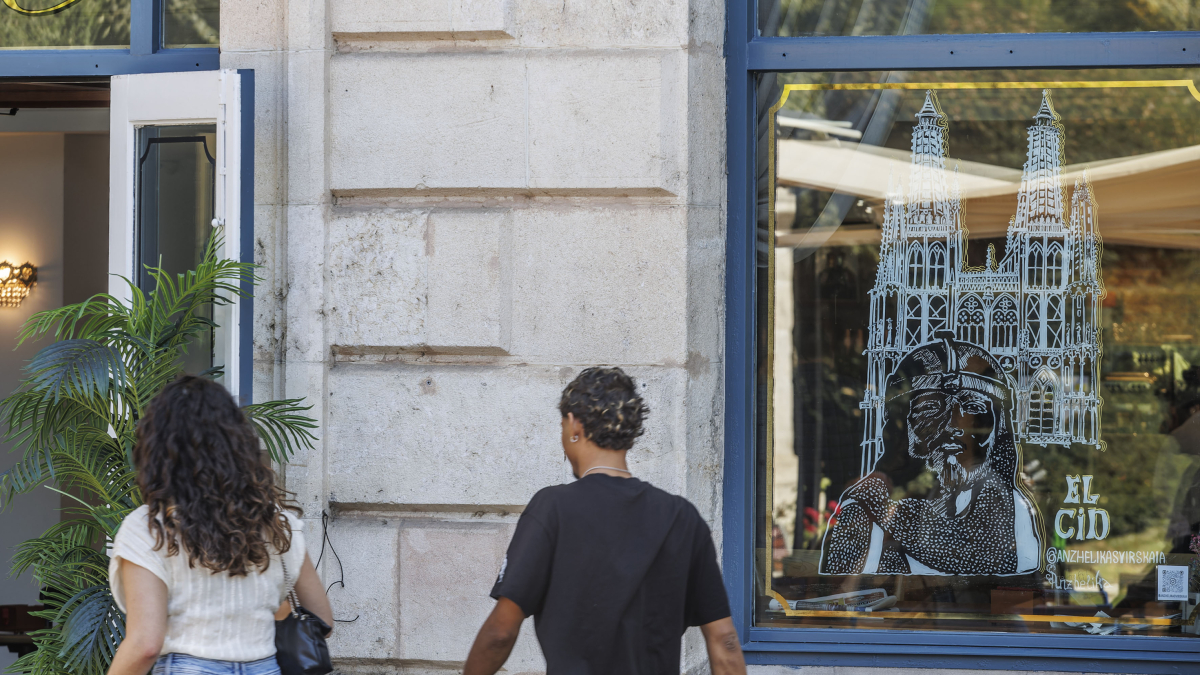 'El Cid en los escaparates' llena de color establecimientos del centro histórico.