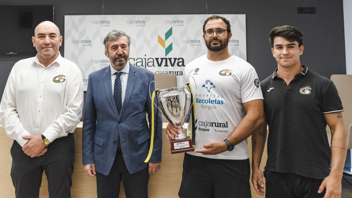 Manuel Vadillo, presidente del club y Tomás Fisac, responsable de la Fundación Caja Rural Burgos, junto al entrenador José Basso y el jugador Nicolás Rocaries.