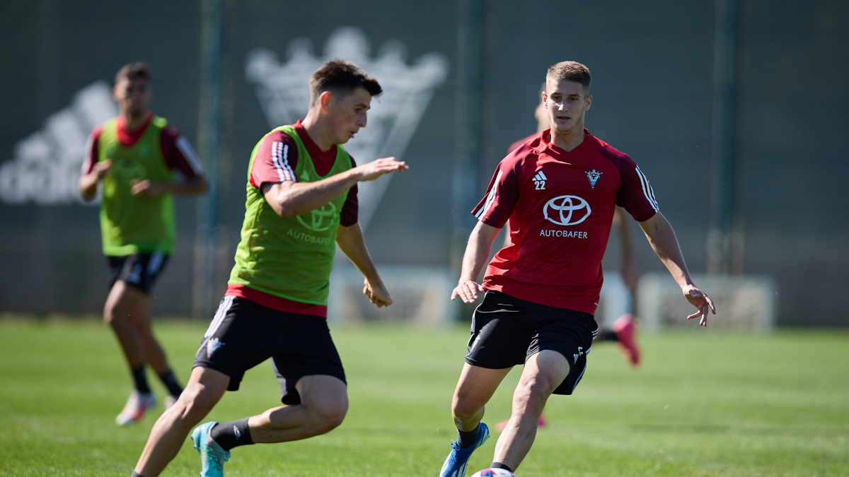 Reina y Baeza pugnan por un balón durante el último entrenamiento de los rojillos en Miranda