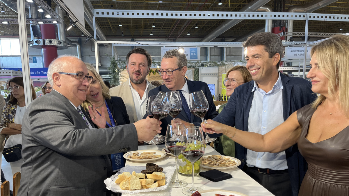 El diputado provincial burgalés, Jesús Sendino, fue anfitrión del presidente de la Generalitat Valenciana, Carlos Mazón, y el resto de autoridades locales.