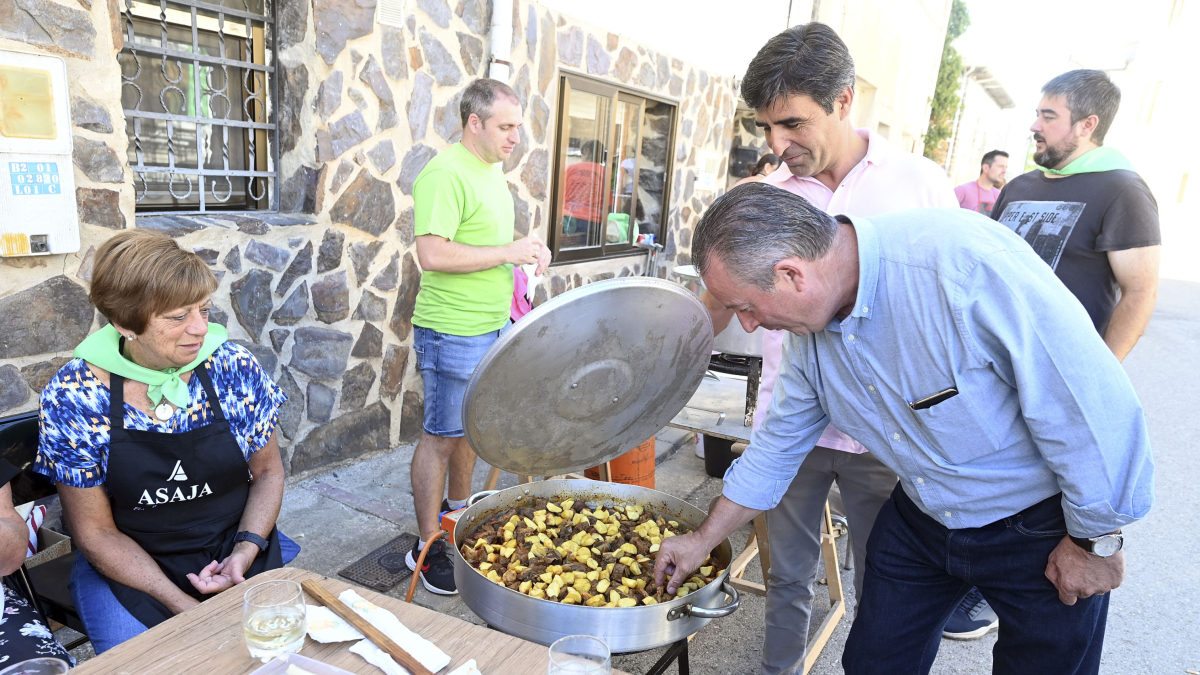 Los responsables de Asaja en Castilla y León y Burgos, Donaciano Dujo y Esteban Martínez, participan en la fiesta del cordero y lechazo de Burgos