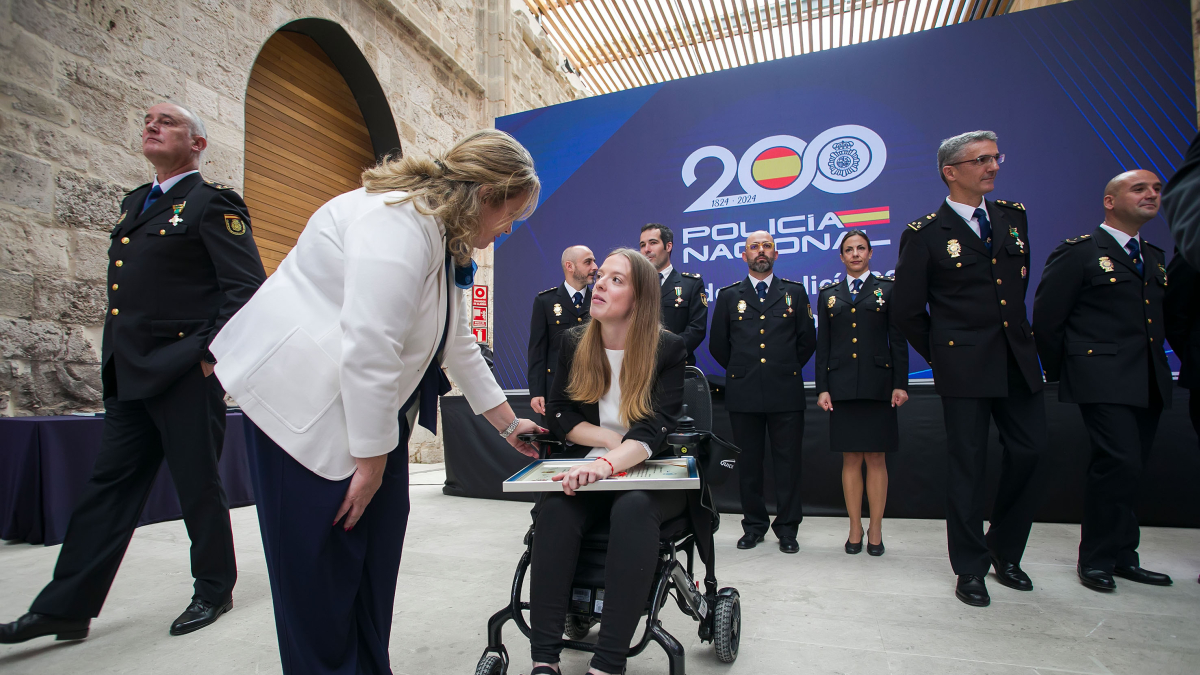 La nadadora paralímpica, Marta Fernández, condecorada como 'Policía de Honor'.