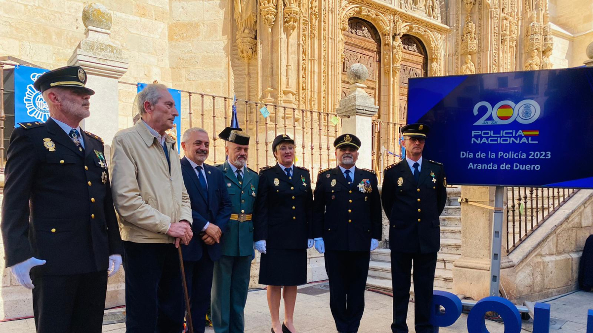 El inspector jefe de la Policía Nacional de Aranda, el subdelegado del Gobierno y el inspector provincial posan con los agentes condecorados y con Manuel Arandilla, nombrado 'policía de honor'