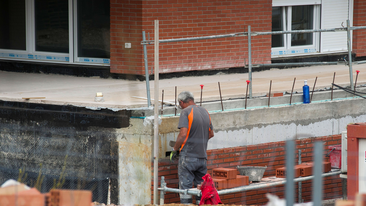 Industria y construcción destruyen empleo este mes, pero están en mínimos históricos en su bolsa de parados.
