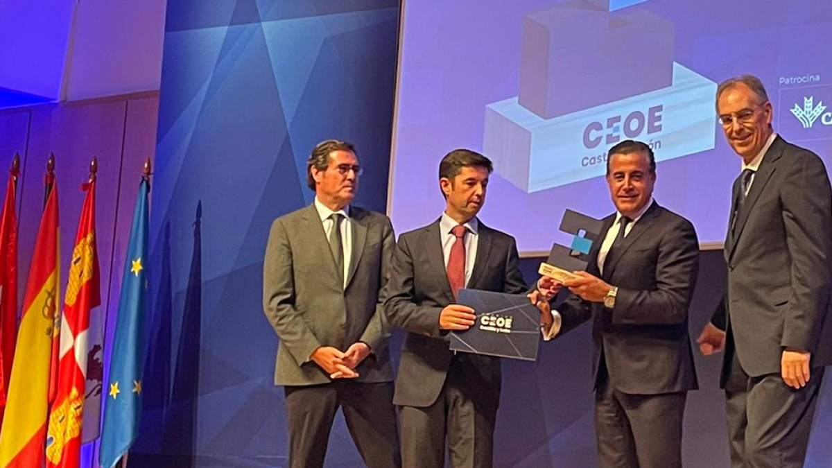 Antonio Garamendi y Miguel Ángel Benavente entregaron el premio a los fundadores de Grupo Komtes.