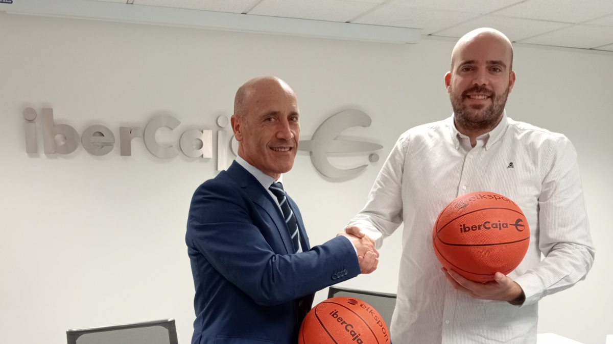 l director provincial de Ibercaja en Burgos, Javier González, y el presidente del Club Baloncesto Femenino Burgos, Jonathan Vivar.