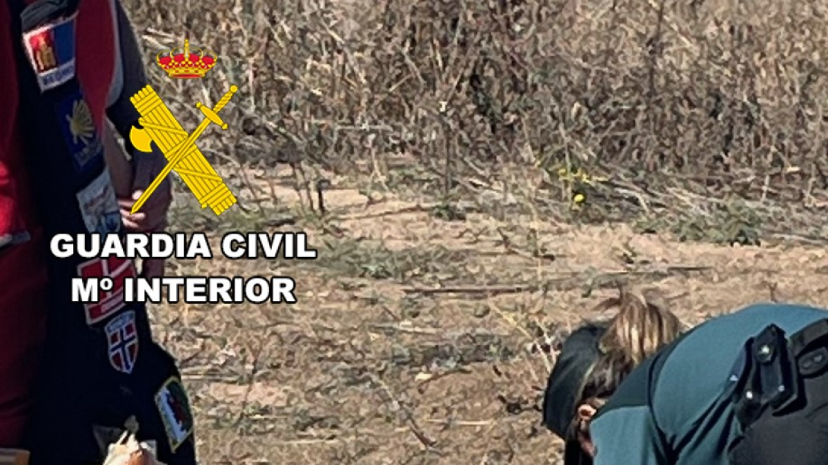 La Guardia Civil asiste a una peregrina en Redecilla del Camino.